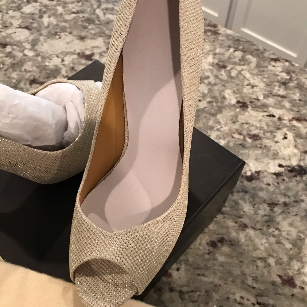 Badgley Miscshka Kassidy II Peep Toe Pumps - Picture 5 of 7
